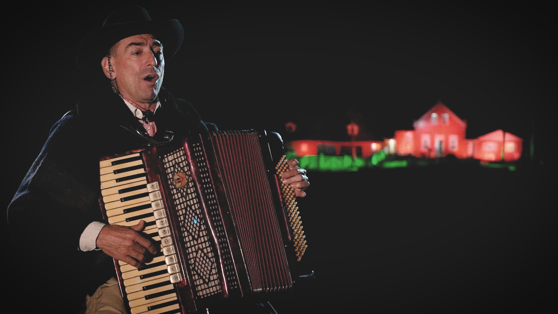 Famoso m&uacute;sico Gilney Bertussi, que tamb&eacute;m &eacute; administrador da propriedade, com 101 anos de hist&oacute;ria, conduz a visita guiada