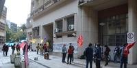 No início da manhã, integrantes do conselho realizaram um protesto na frente do prédio da Reitoria