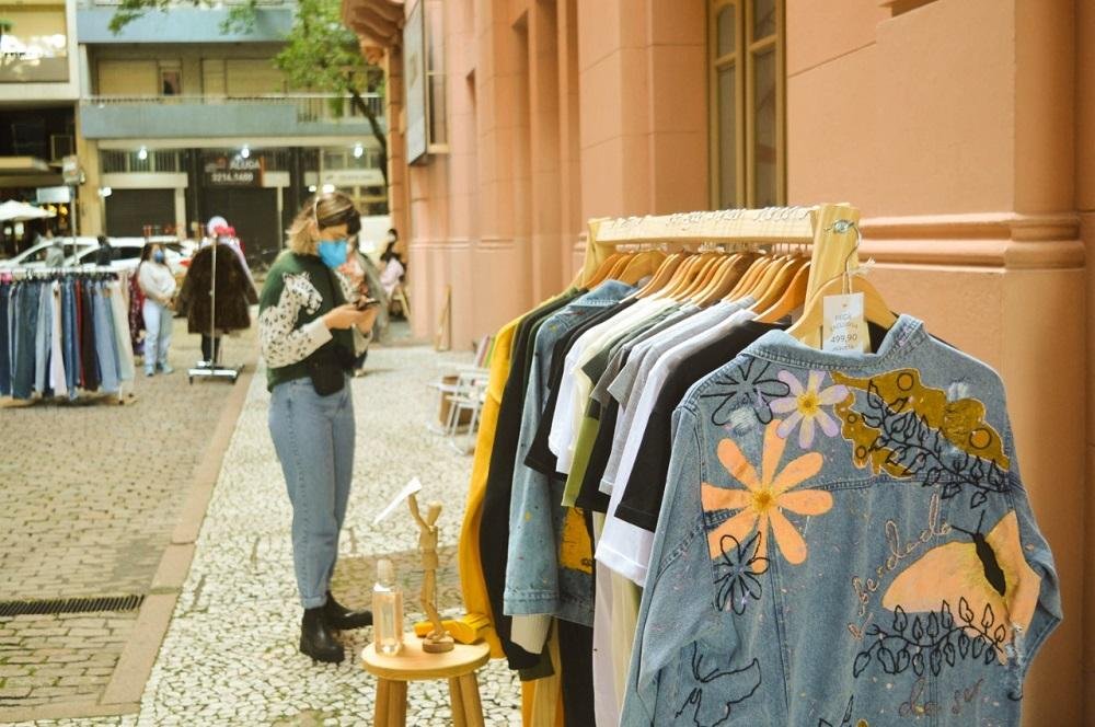 A Feira MAR ocorre seguindo os protocolos, como distanciamento entre os participantes e uso de m&aacute;scaras