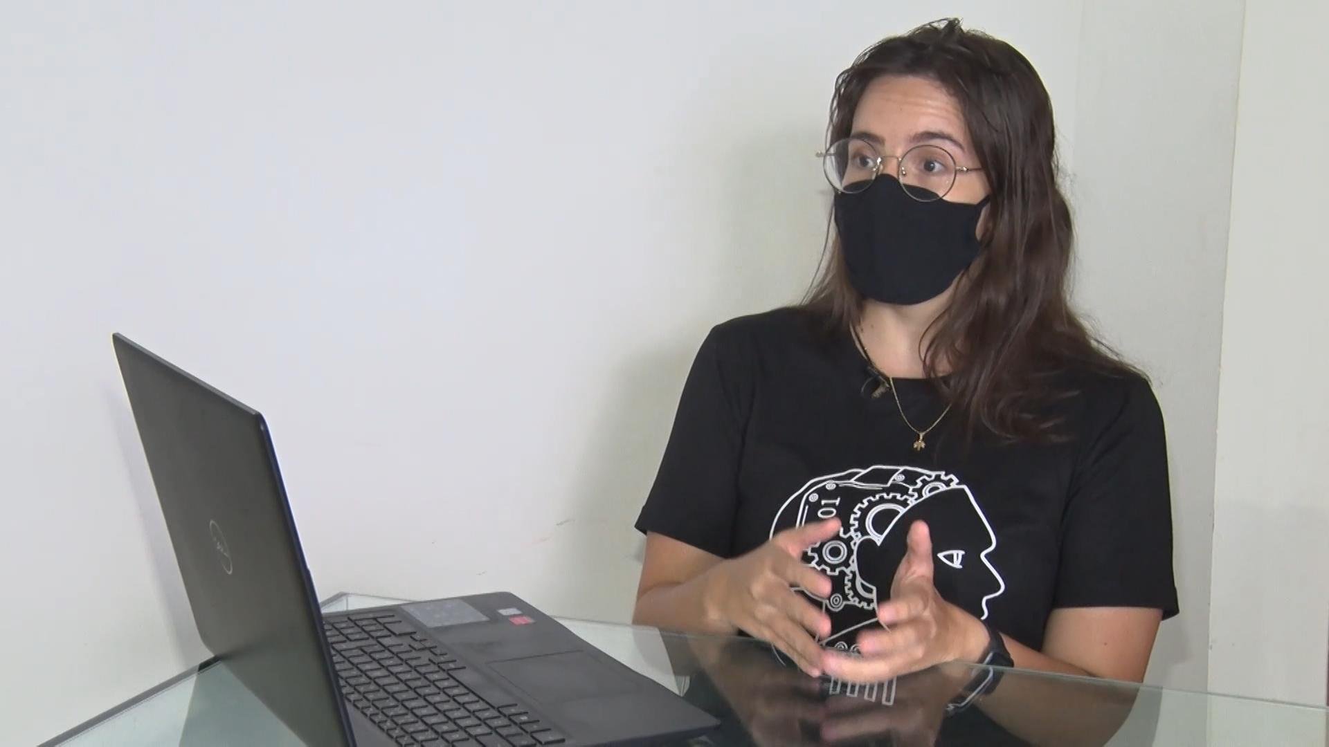 Fl&aacute;via Freire, que se formou em psicologia, apostou na &aacute;rea de tecnologia e atualmente desenvolve filtros para v&iacute;deos de redes sociais.