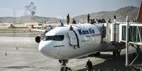 Milhares de afegãos invadiram as pistas do aeroporto de Cabul com a esperança de embarcar em um avião que permita a fuga do novo regime talibã