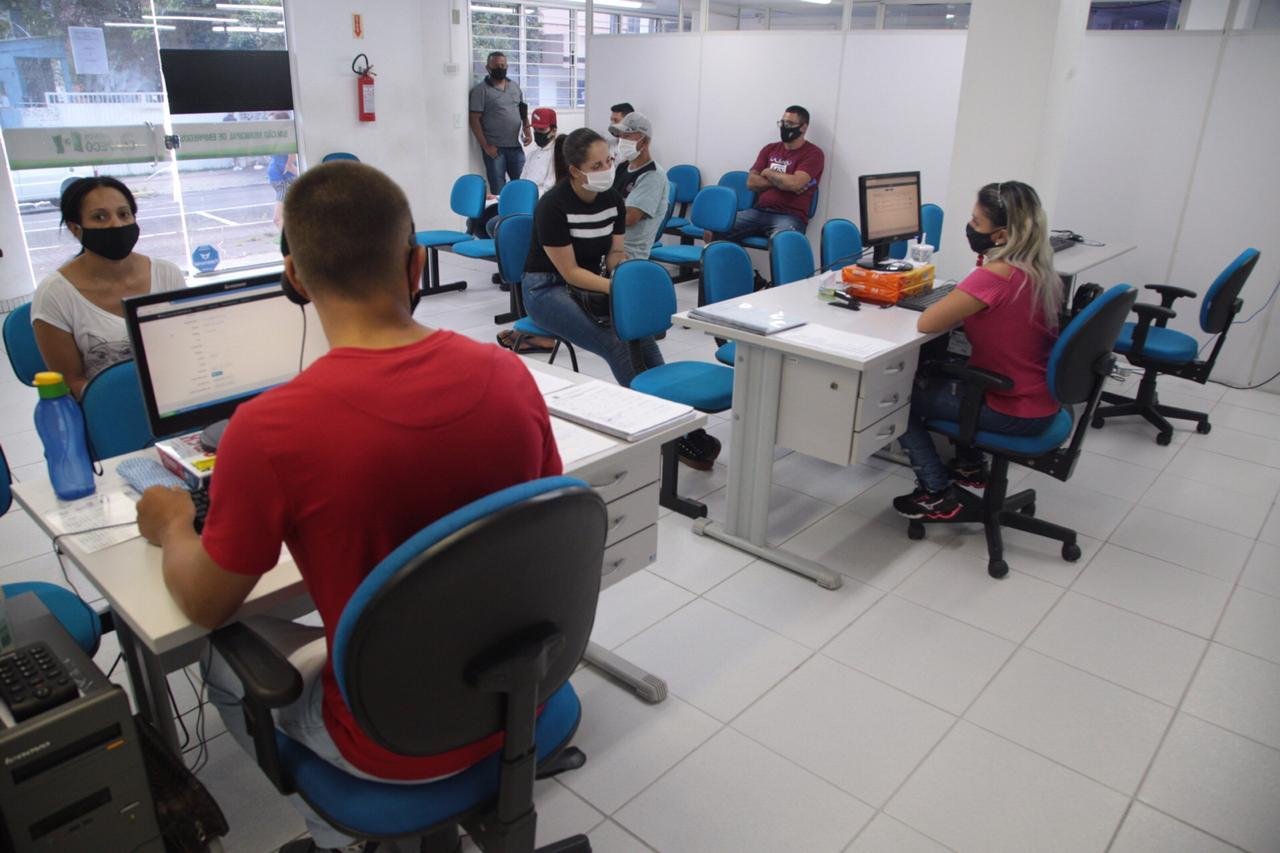 O Balc&atilde;o Municipal de Empregos faz o cadastro e encaminha as pessoas at&eacute; as empresas