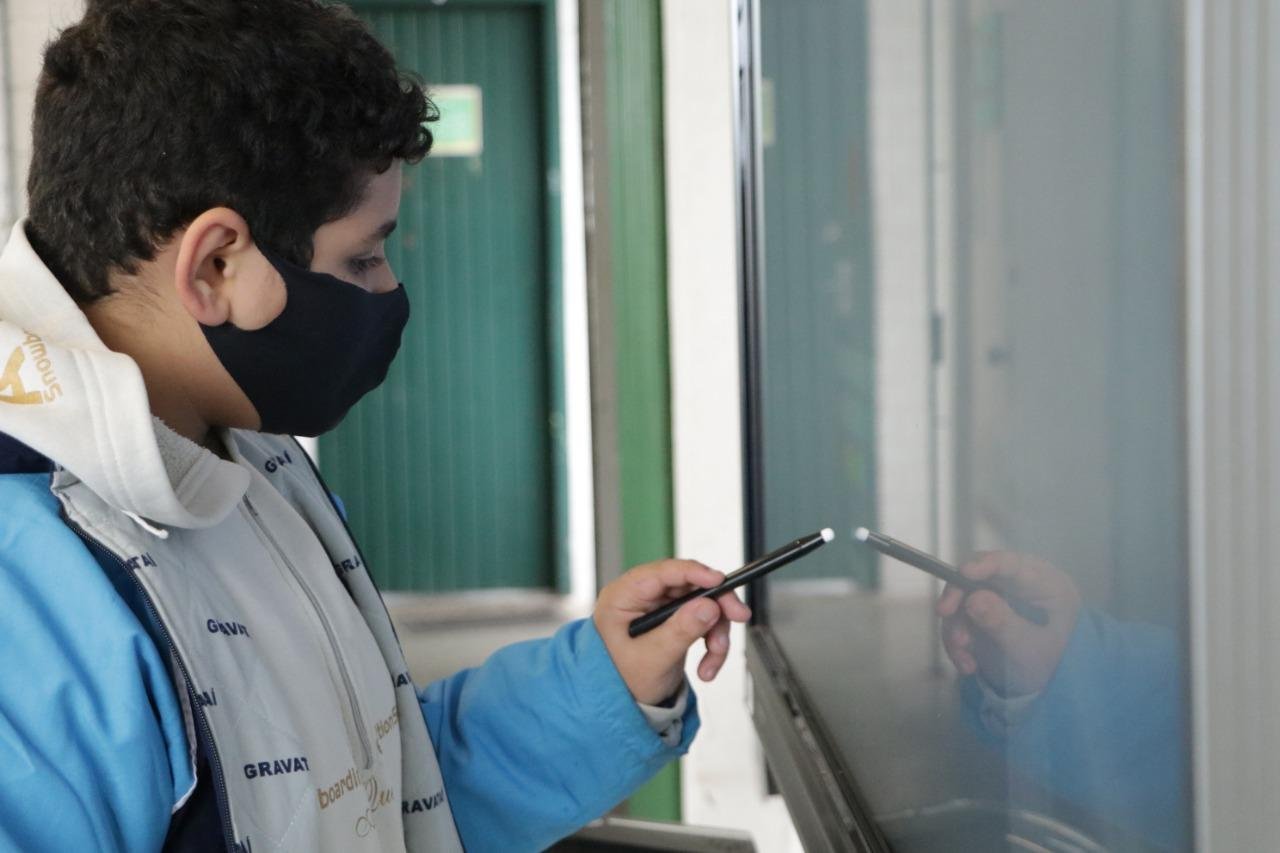 A lousa digital funciona como uma grande tela de computador, por&eacute;m mais inteligente, pois &eacute; sens&iacute;vel ao toque