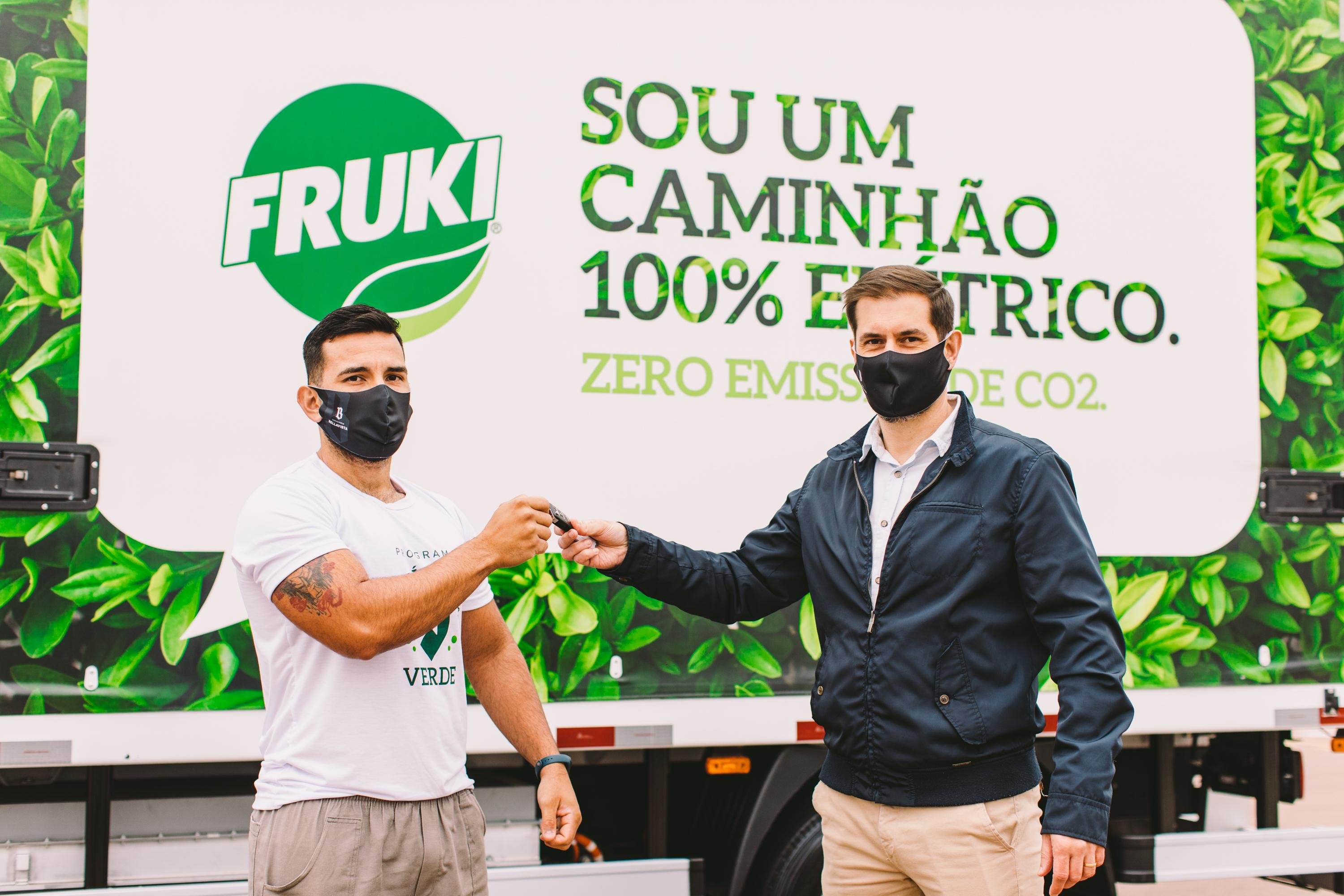 Lucas Pinheiro Gonçalves, motorista, e Daniel Coelho, gerente de log&iacute;stica