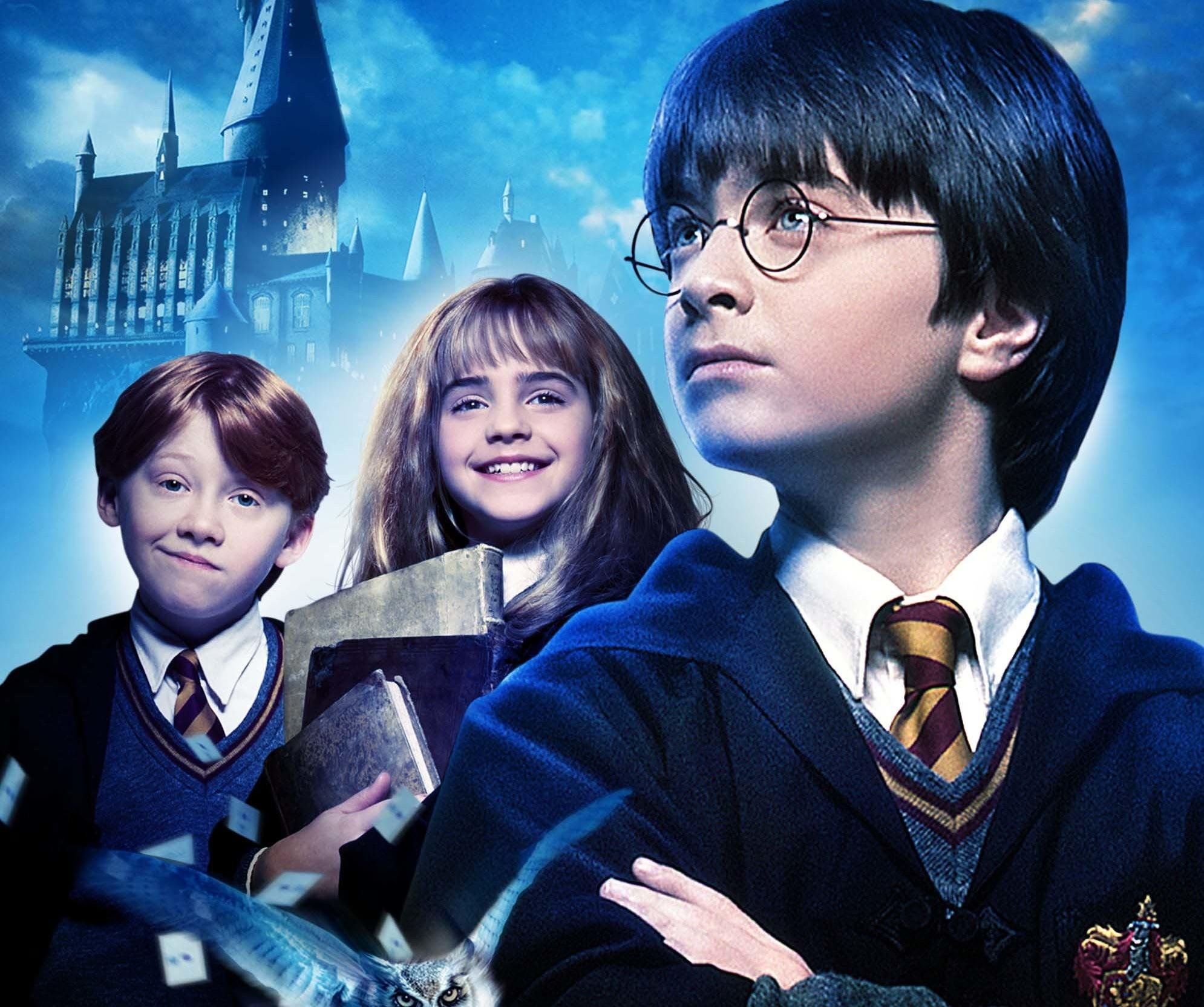"Harry Potter e a Pedra Filosofal" est&aacute; de volta em novo formato, com segredos de filmagem, encantamentos, feiti&ccedil;os, criaturas, artefatos m&aacute;gicos e curiosidades