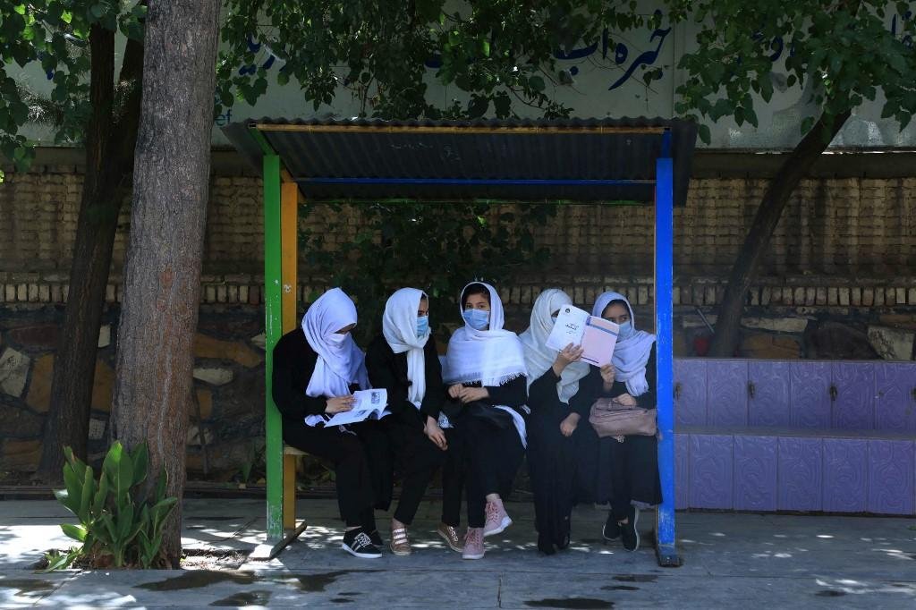Com o retorno do regime talib&atilde;, muitos pa&iacute;ses e organiza&ccedil;&otilde;es temem pelo destino das meninas e mulheres afeg&atilde;s