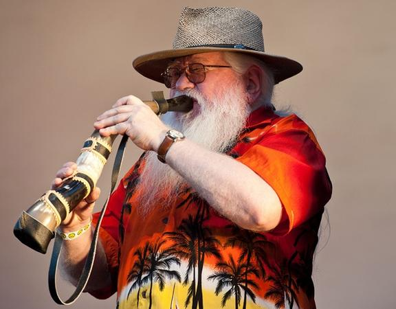 Um dos mais celebrados instrumentistas brasileiros, Hermeto Pascoal lan&ccedil;a caderno de partituras