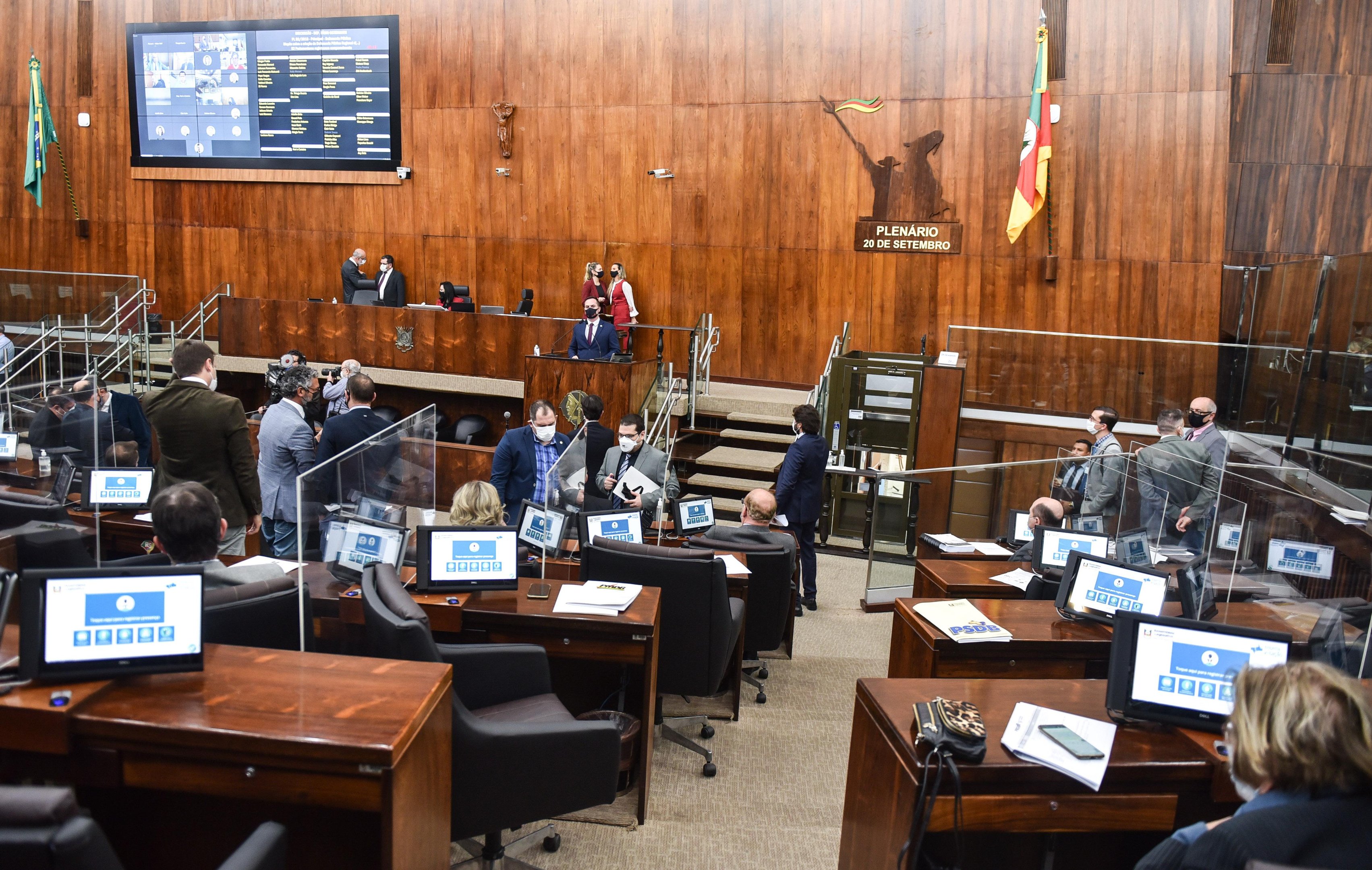 Dividido em seis projetos, cria&ccedil;&atilde;o das novas defensorias pautou ocupou boa parte da sess&atilde;o