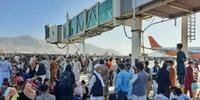 Afegãos deixam o país após volta do Talibã ao poder