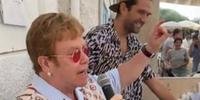 No vídeo, Elton John pede para o DJ do restaurante fazer uma pausa para que ele possa cantar uma nova música dele