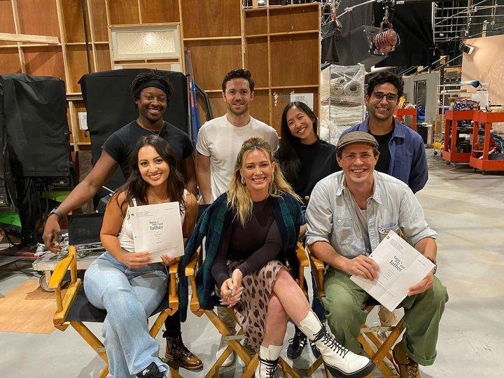 No Instagram, Hilary Duff  compartilhou uma foto no est&uacute;dio de grava&ccedil;&atilde;o ao lado do elenco.