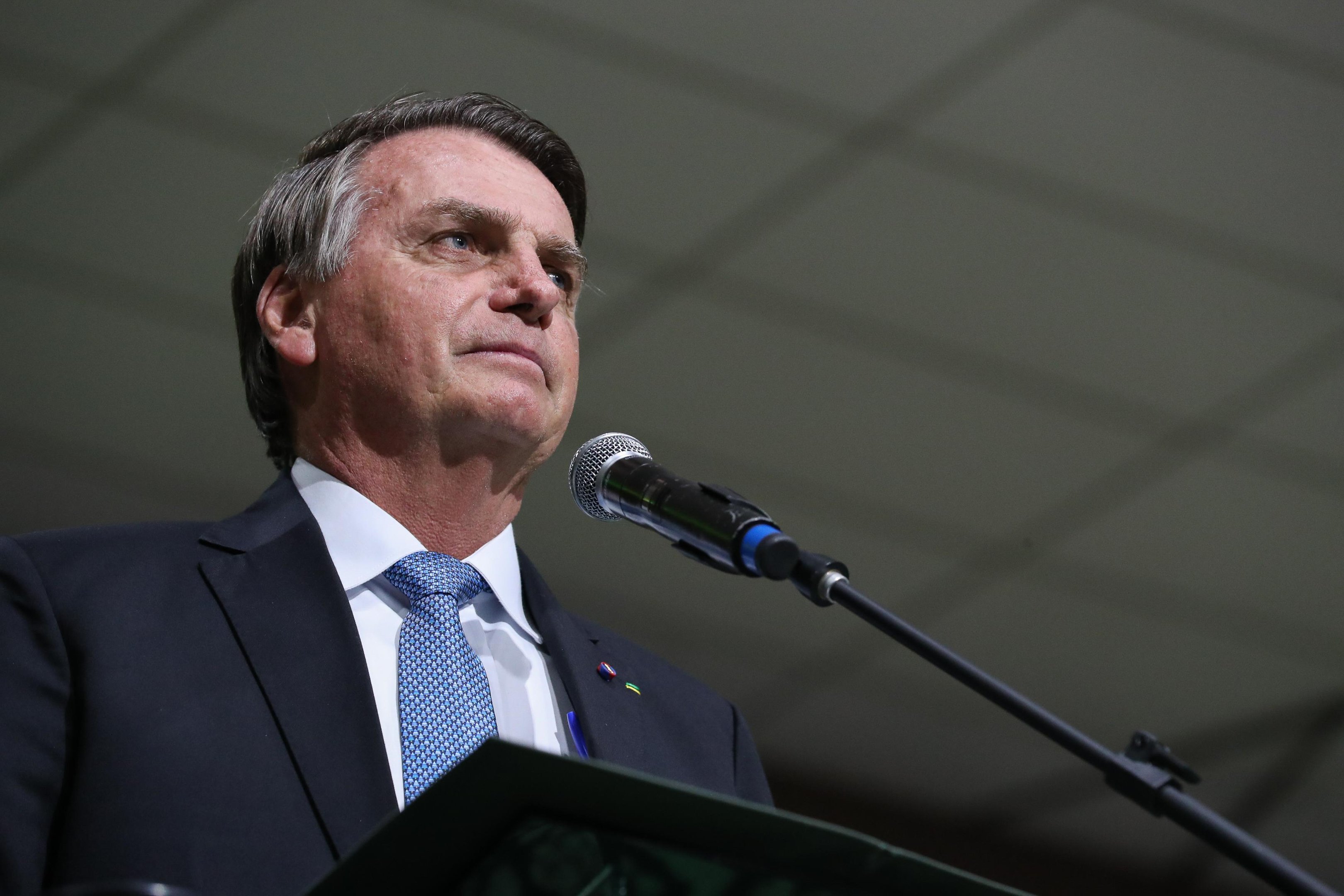 Durante entrega de m&aacute;quinas em Cuiab&aacute;, presidente criticou um suposto "processo de perda de liberdade" no Pa&iacute;s