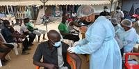 Pessoas que tiveram contato com a jovem com ebola estão sendo vacinadas na Costa do Marfim