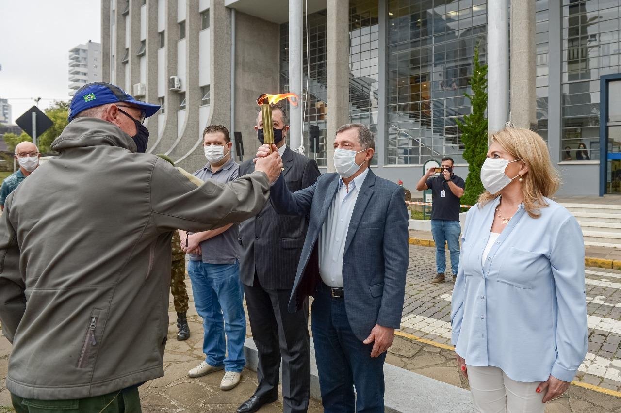 Prefeito Adil&oacute; Didomenico recebe o Fogo da Semana da P&aacute;tria