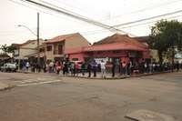 Mais de 100 pessoas estavam na fila na Unidade de Saúde Camaquã, na zona Sul da Capital, para a vacinação contra a Covid-19