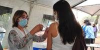 Primeiro dia de vacinação para pessoas com 19 anos ou mais em Porto Alegre teve registro de longas filas