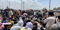 Estrangeiros e afegãos continuam deixando o país em voos que partem de Cabul