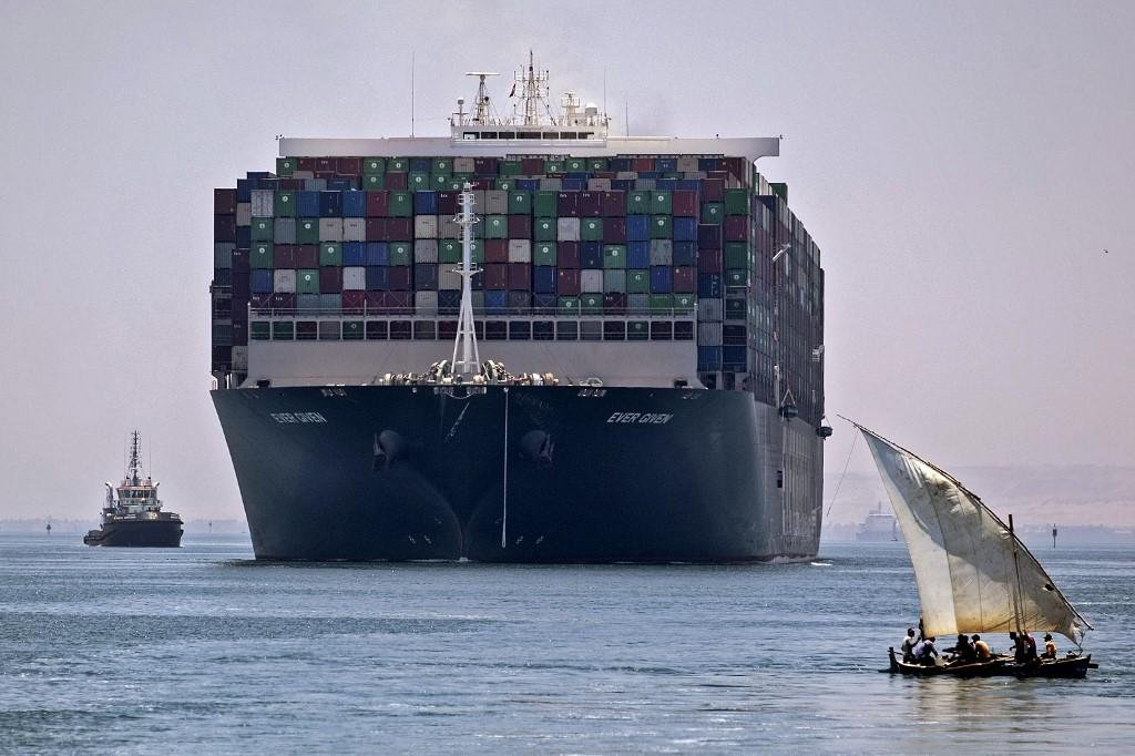 Ever Given conseguiu "atravessar com sucesso" o Canal de Suez, vindo do Reino Unido, e com destino &agrave; China