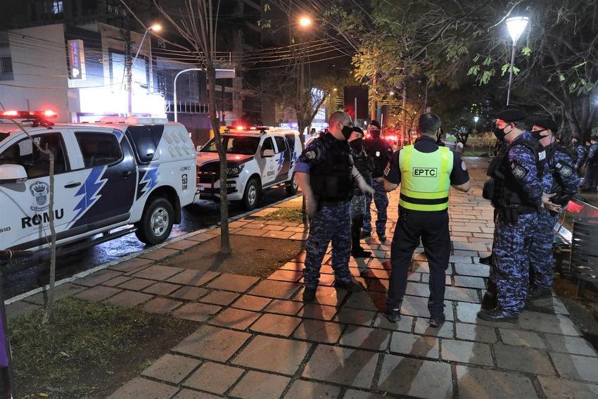 Noite chuvosa contribuiu para redu&ccedil;&atilde;o no fluxo de pessoas nas ruas e estabelecimentos