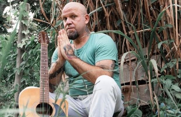 O cantor e compositor Tiago Ferraz lan&ccedil;a &ldquo;A Linda Can&ccedil;&atilde;o do S&aacute;bio Sabi&aacute;&rdquo;, &aacute;lbum solo