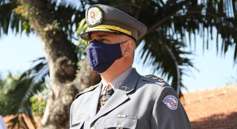 Coronel Lacerda &eacute; afastado da PM de SP ap&oacute;s manifesta&ccedil;&atilde;o pol&iacute;tica em redes sociais.