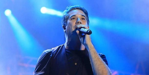 O vocalista da banda Jota Quest, Rog&eacute;rio Flausino em live solid&aacute;ria hoje, &agrave;s 20h