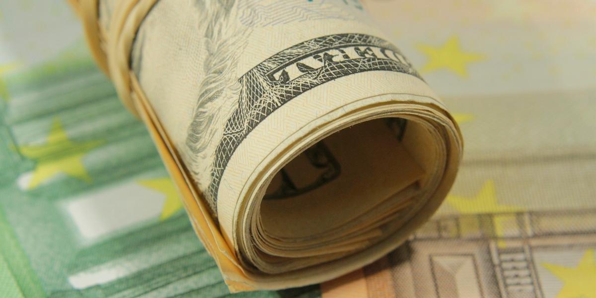O d&oacute;lar &agrave; vista at&eacute; abriu em queda, alinhado ao movimento externo de enfraquecimento da moeda americana