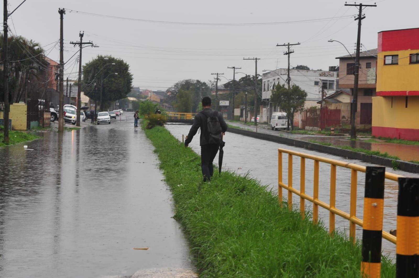 Pontos de alagamentos desafiaram o tr&acirc;nsito da Capital na manh&atilde; desta quarta-feira