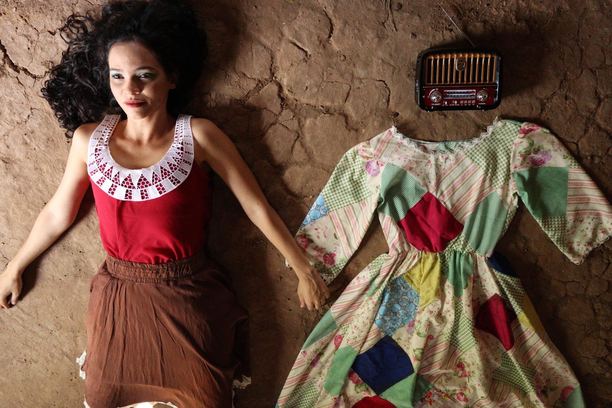 D&eacute;bora Ingrid no espet&aacute;culo 'Cartas para Violeta', do Cear&aacute;, integra o projeto Fest&oacute;