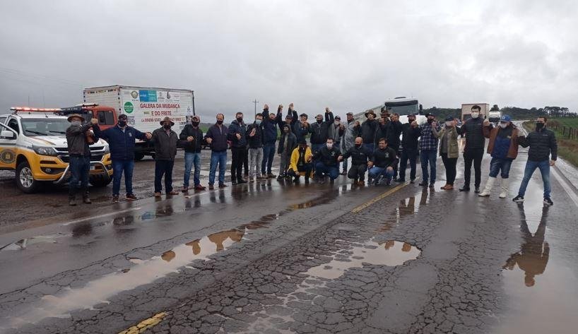 Manifestantes intercalam momentos de bloqueio com per&iacute;odos de libera&ccedil;&atilde;o da via, de acordo com o fluxo