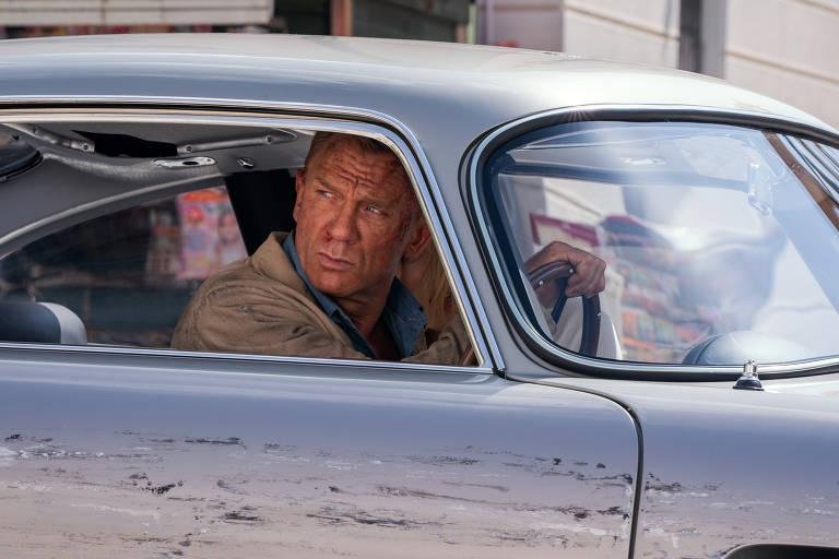 Enquanto os donos das salas de cinema insistem que os est&uacute;dios obter&atilde;o mais lucro levando seus filmes de novo &agrave;s telonas quando a pandemia der tr&eacute;gua, a equa&ccedil;&atilde;o n&atilde;o &eacute; t&atilde;o simples. Cena do filme "Sem Tempo para Morrer", da franquia "007" &ndash; 
Universal Pictures MGM