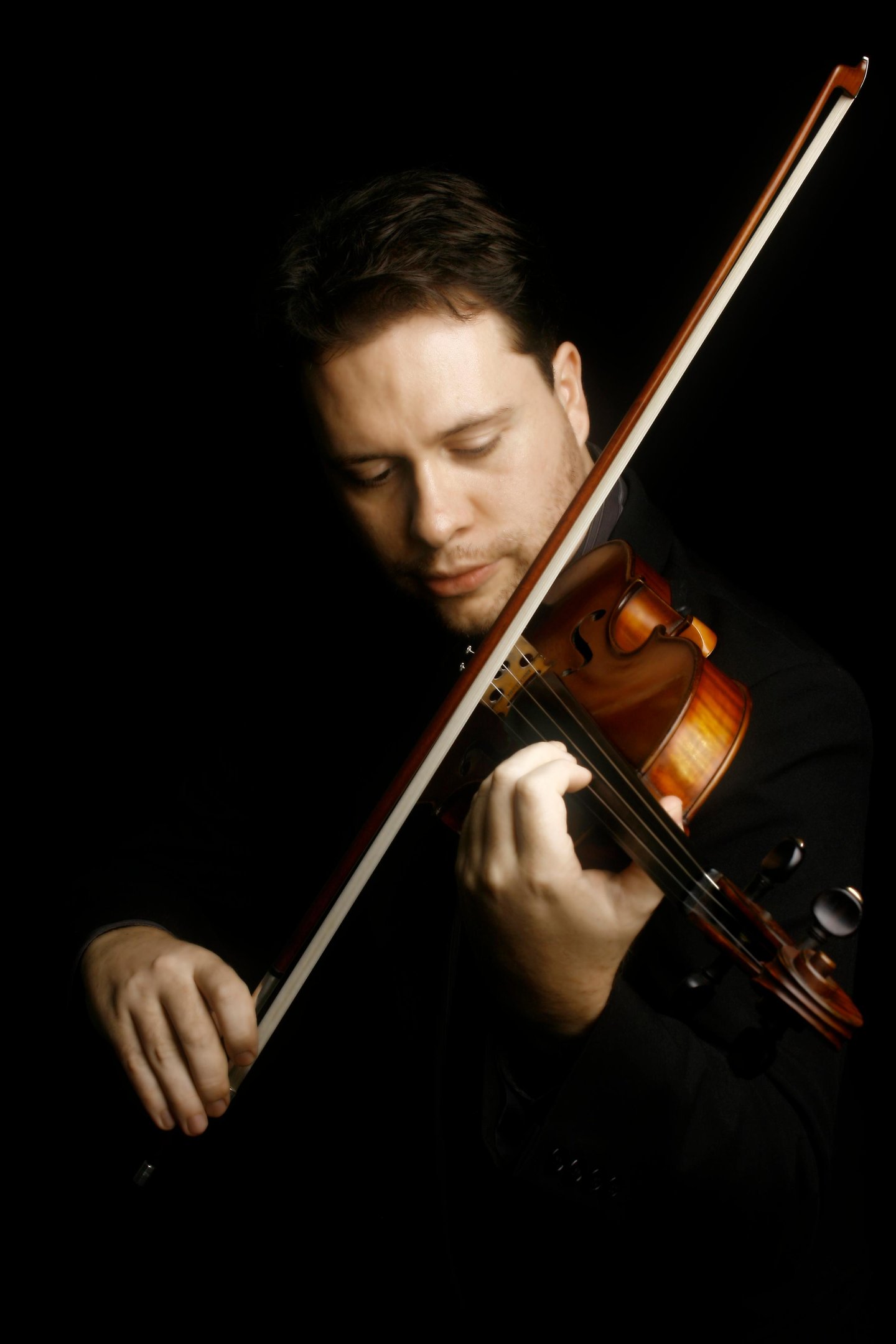 Violinista portugu&ecirc;s Pablo de Le&oacute;n &eacute; um dos solistas do &lsquo;Festival Mendelssohn&rsquo;, concerto da Orquestra Theatro S&atilde;o Pedro neste domingo, 18h