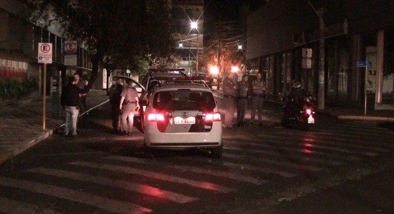 As aulas na redes municipal e estadual de Ara&ccedil;atuba foram suspensas ap&oacute;s mais de 50 homens armados assaltarem pelo menos cinco ag&ecirc;ncias banc&aacute;rias na cidade