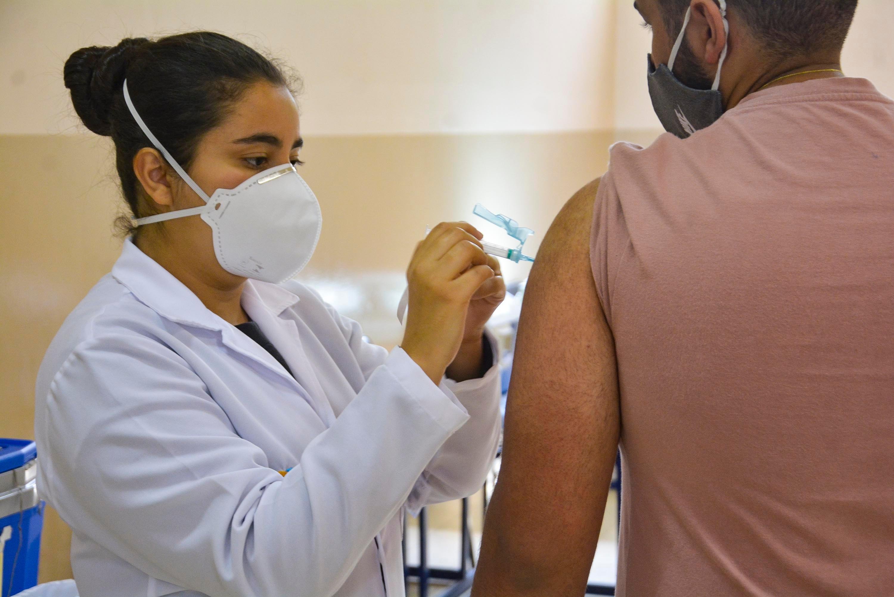 Primeira dose da vacina foi aplicada em pessoas com 18 anos ou mais nesta segunda-feira