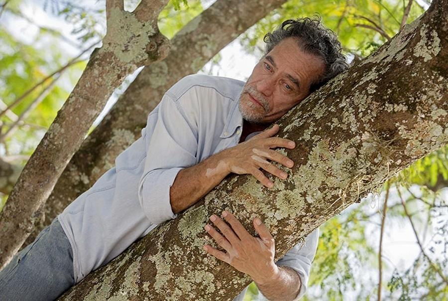Chico Diaz est&aacute;  muito &agrave; vontade na pele de seu personagem atormentado