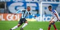 Douglas Costa retorna às atividades no Grêmio