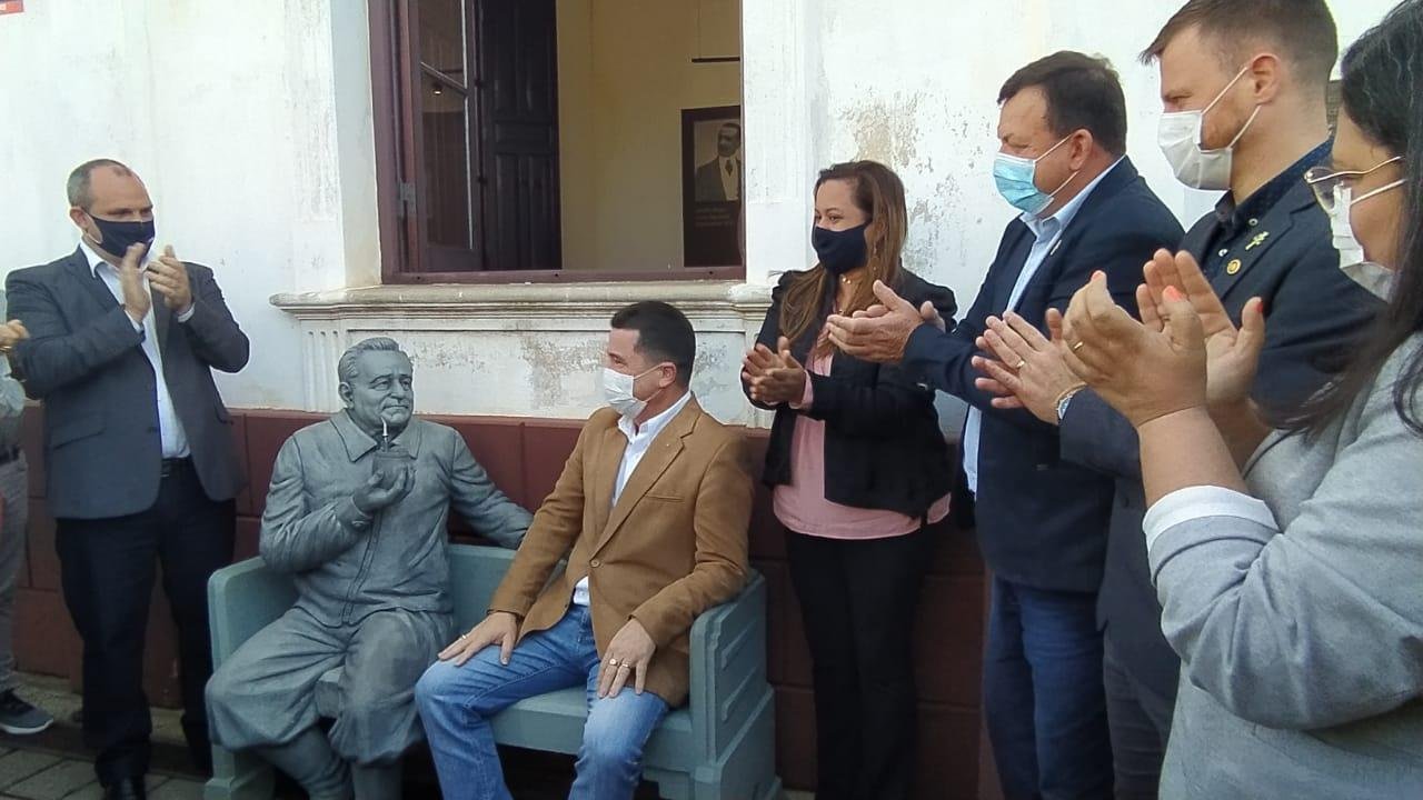 A est&aacute;tua de Get&uacute;lio Vargas &eacute; acompanhada por um banco onde as pessoas poder&atilde;o fazer fotos junto a ela
