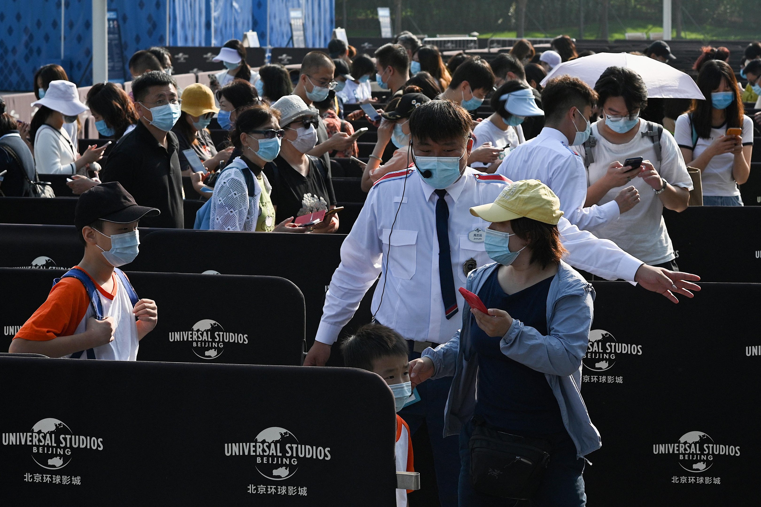 Uma multid&atilde;o fazia fila desde o amanhecer para conseguir dar uma olhada no primeiro parque tem&aacute;tico da Universal Studios na China