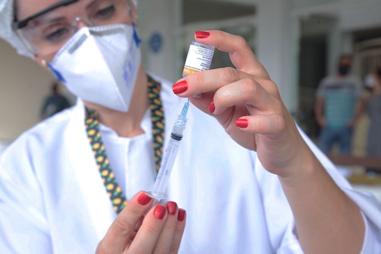 S&atilde;o 156,8 mil pessoas que receberam as primeiras doses e oito mil doses &uacute;nicas