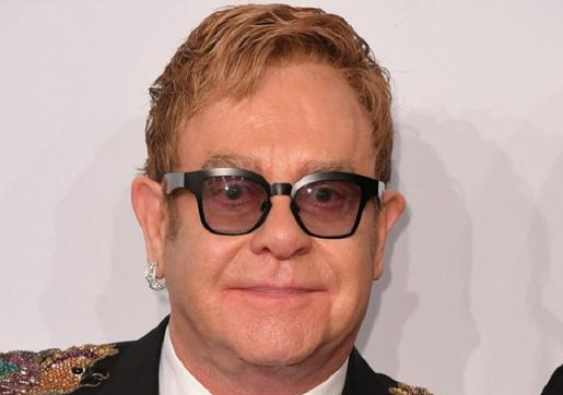 Elton John apresenta parcerias ccom artistas como Dua Lipa, Gorillaz, Lil Nas X, Miley Cyrus, Nicki Minaj, Stevie Wonder e Stevie Nicks