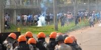 Protesto no CT do Grêmio tem confronto entre torcedores e Brigada Militar
