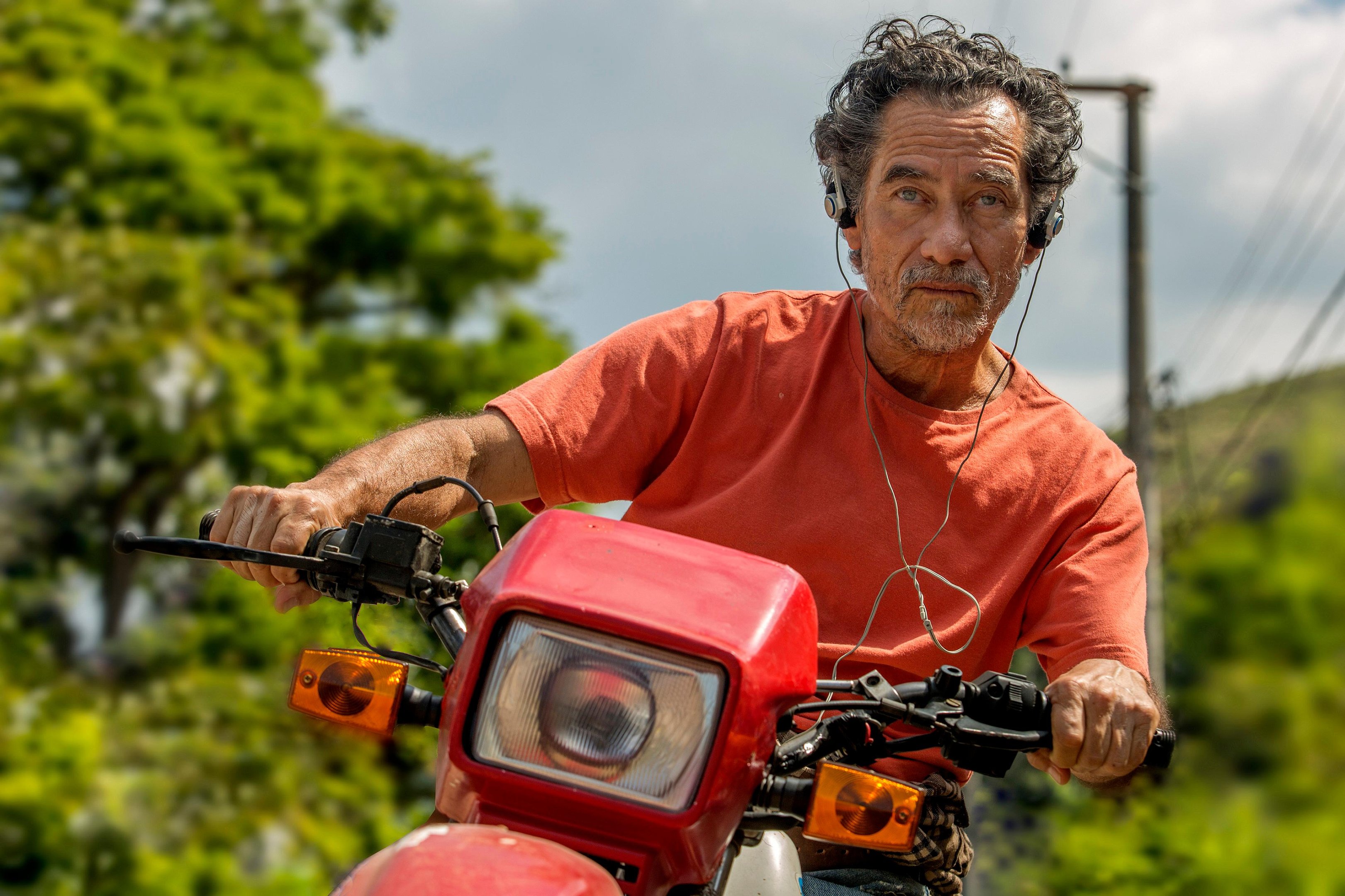 Chico Diaz em "Homem-On&ccedil;a", filme em que cr&iacute;tica &agrave;s privatiza&ccedil;&otilde;es se mant&eacute;m atual