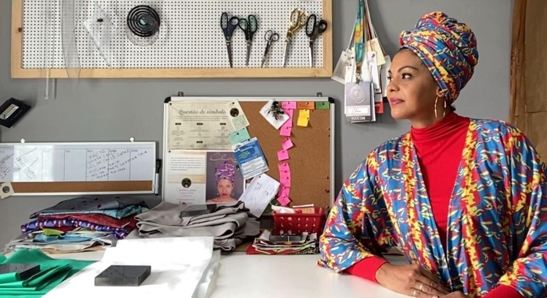 Clau Campos utiliza tecidos sustent&aacute;veis para a impress&atilde;o de estampas e confec&ccedil;&atilde;o de roupas