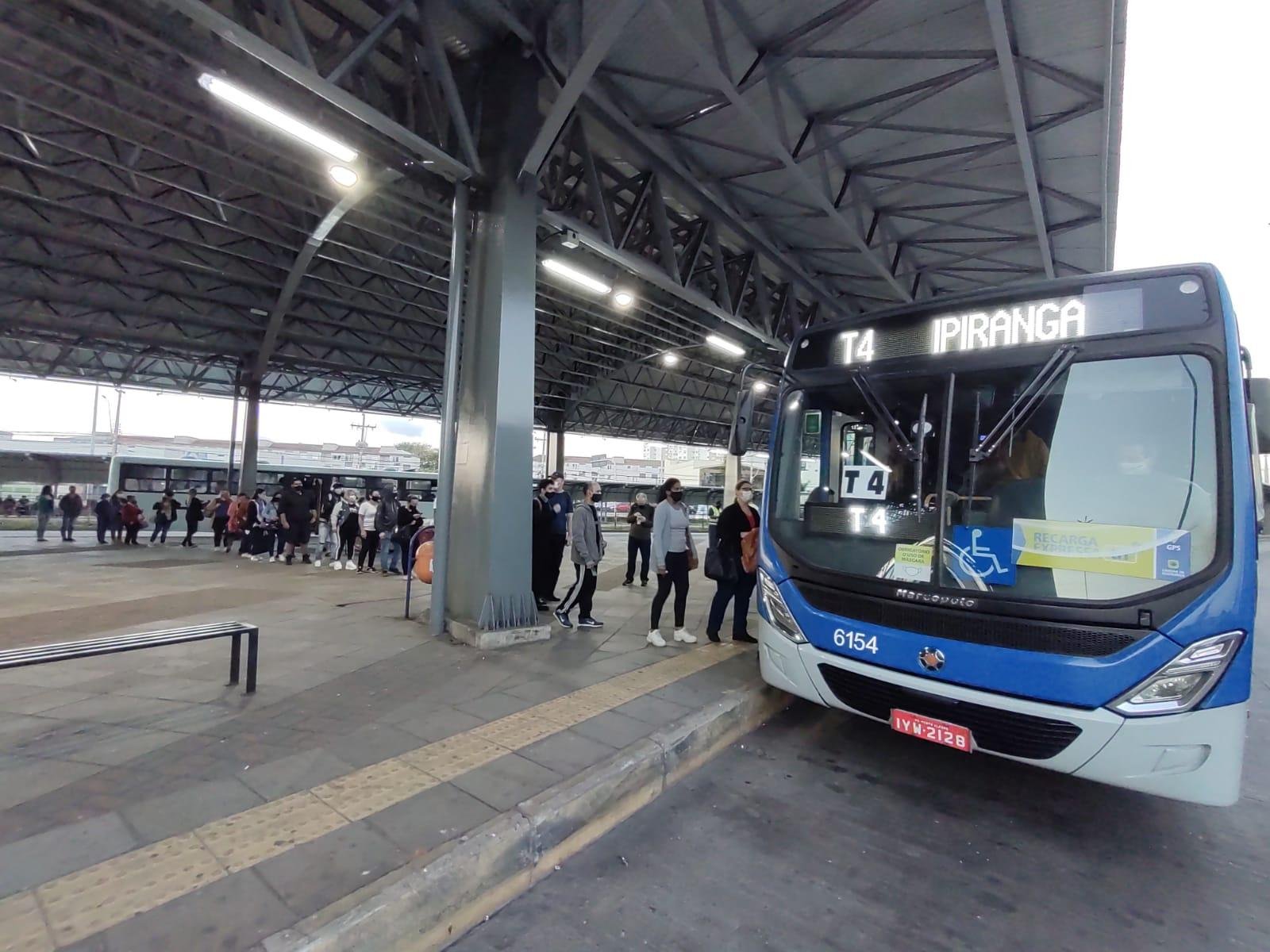 Para garantir 100% da tabela de &ocirc;nibus, empresas privadas assumiram linhas nesta sexta-feira