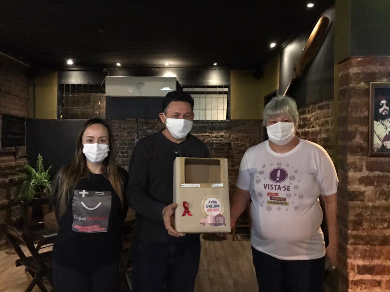 Dispensers com preservativos, cartazes educativos e informativos foram colocados em locais com grande circula&ccedil;&atilde;o de pessoas
