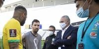 Neymar, Messi e Tite conversam após suspensão da partida