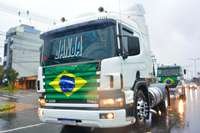 Uma caravana de caminhões, caminhonetes e automóveis começou em Gravataí e acabou na Capital