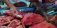 O alto preço da carne bovina, tem desestimulado a compra dessa proteína animal.