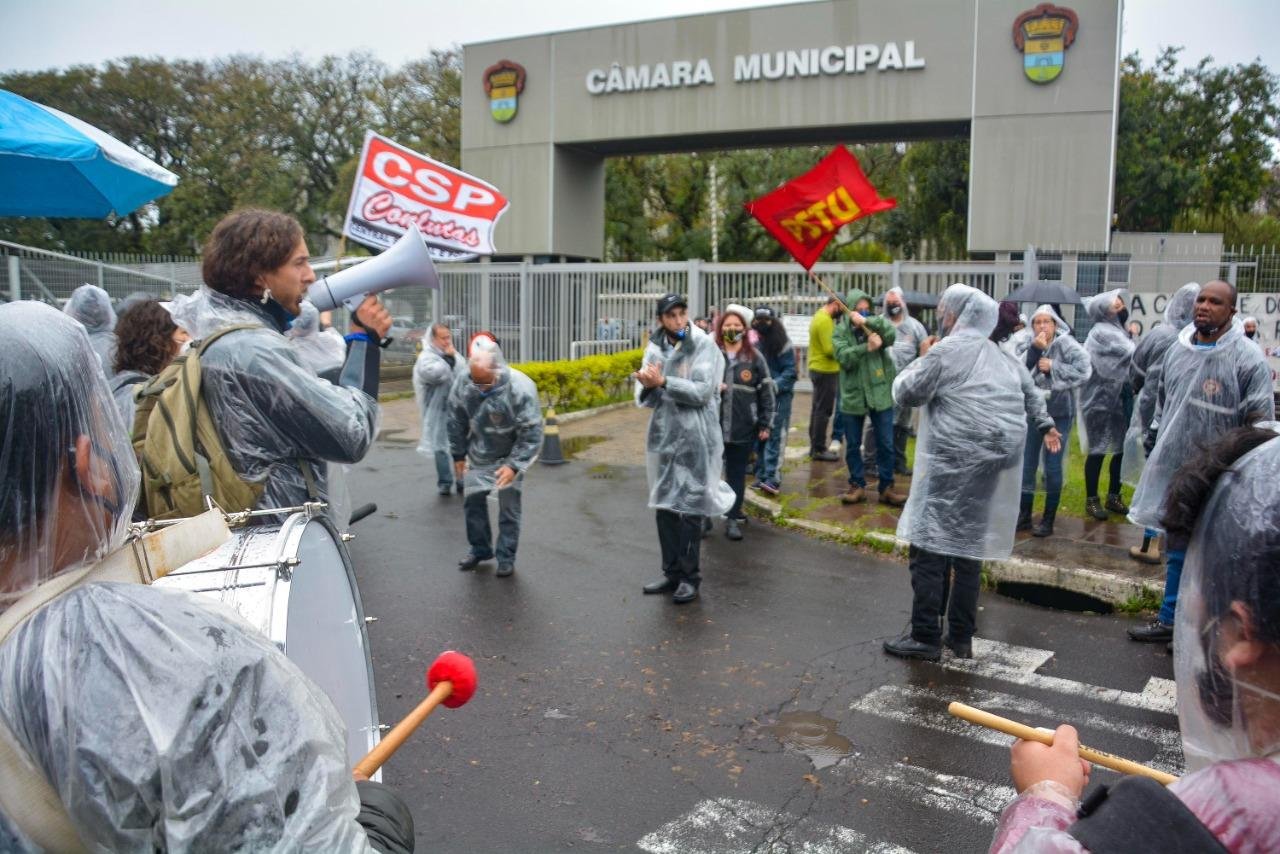 Cerca de 50 funcion&aacute;rios tentaram ingressar no pr&eacute;dio, mas foram impedidos por seguran&ccedil;as
