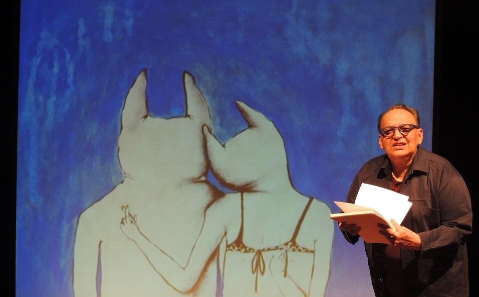 O di&aacute;logo n&atilde;o &eacute; encenado, mas lido pelo ator em cena, no espet&aacute;culo que conta com desenhos acompanhados de legenda, que desempenham papel fundamental para que se estabele&ccedil;a o jogo teatral